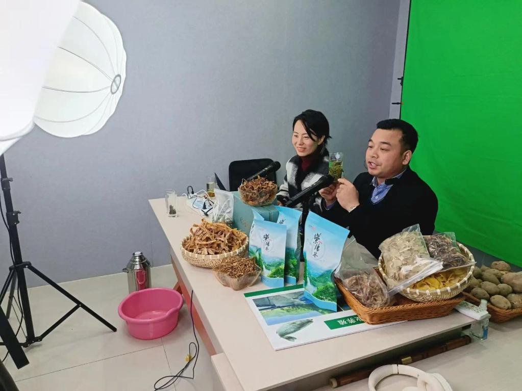 紫阳县“第一书记直播间”圆村民寻