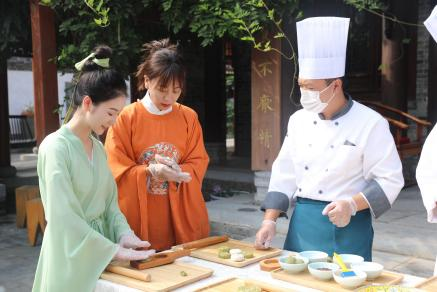 "微度假 过中秋" 白鹿原影视城成近郊游新地标