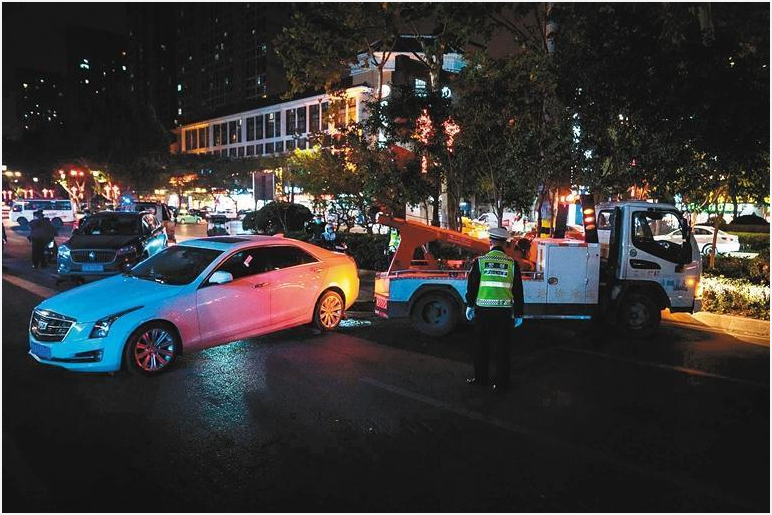 西安交警铁腕出击 集中纠处车辆违停