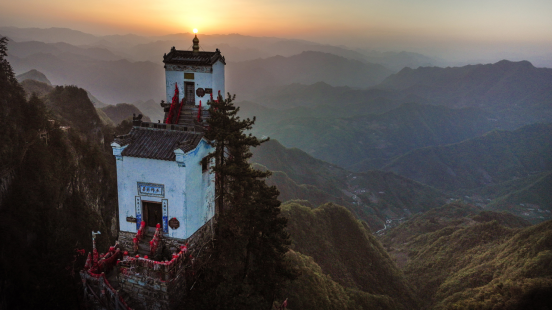 夕照塔云山 光彩映金顶